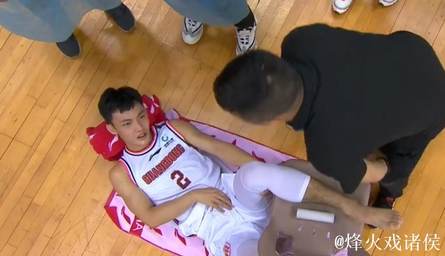 徐杰防守邬挺嘉受伤离场 徐杰防守邬挺嘉受伤离场