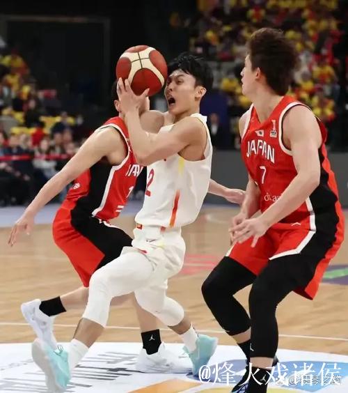 徐杰防守邬挺嘉受伤离场 徐杰防守邬挺嘉受伤离场